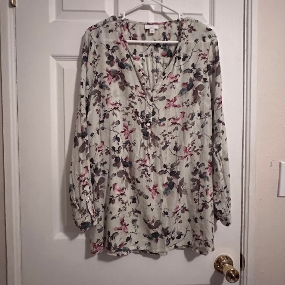 J.. Jill Woman's 1/2 button floral V Neck Green Floral longsleeve blouse Size M
